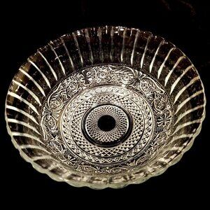 Beautiful Design Vintage Glass Serving Bowl with Scalloped Edge ~ 7" Diameter